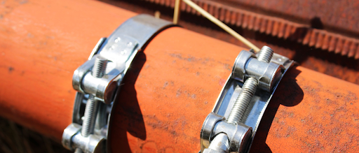 Jak zamontować obejmy do rur krok po kroku